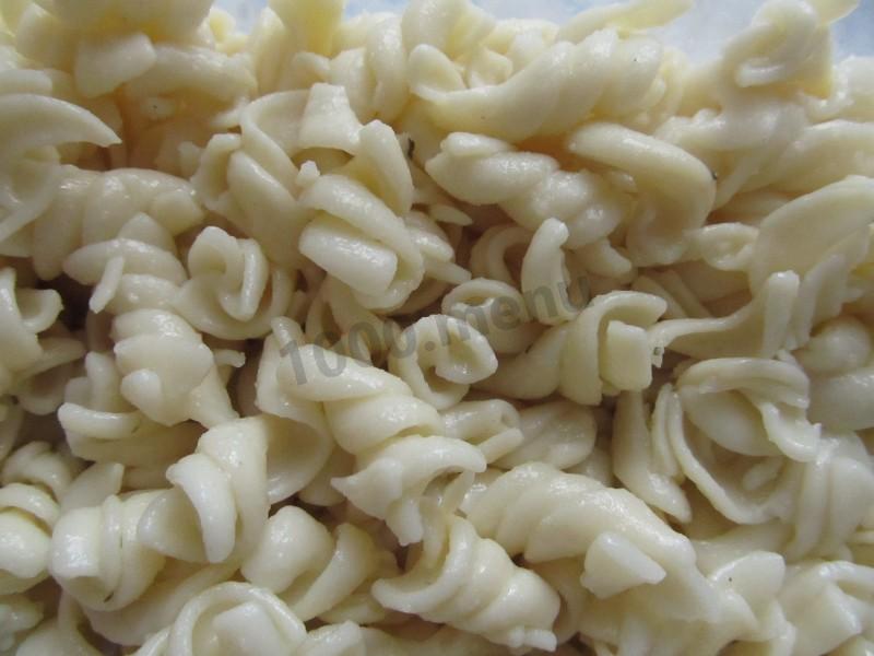 Шаг 3 приготовления Лапшевник с мясом и сыром