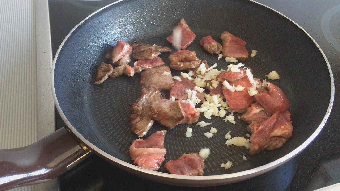Шаг 9 приготовления Говядина жареная с грибами шиитаке и овощами