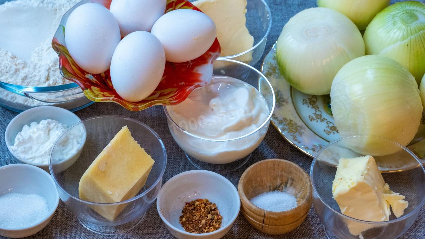 Шаг 1 приготовления Луковый пирог с куриными яйцами и сыром