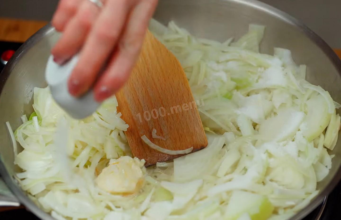 Шаг 10 приготовления Луковый пирог с куриными яйцами и сыром