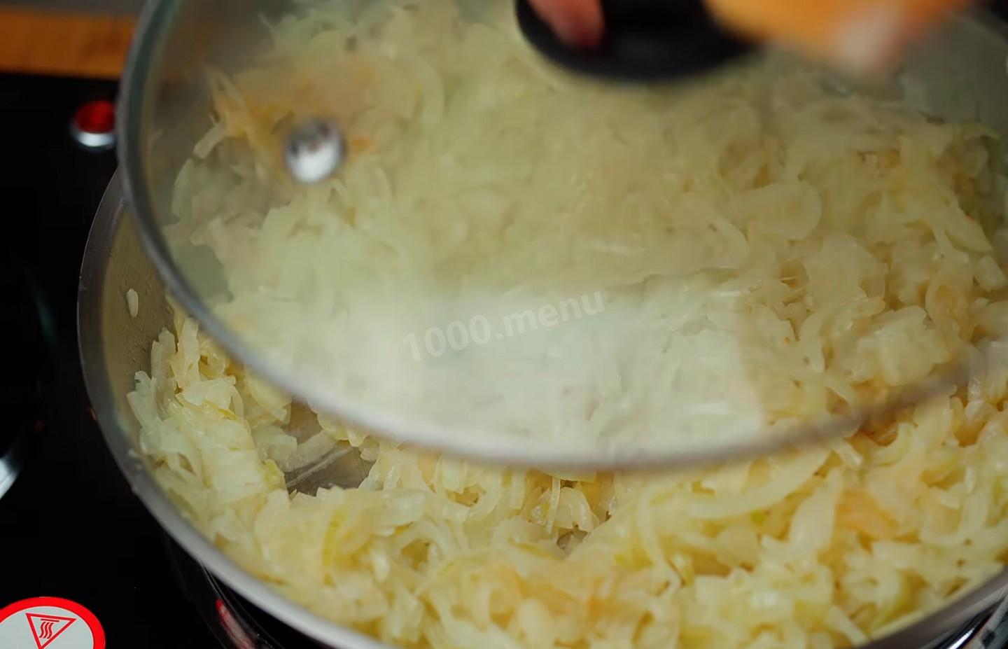 Шаг 15 приготовления Луковый пирог с куриными яйцами и сыром