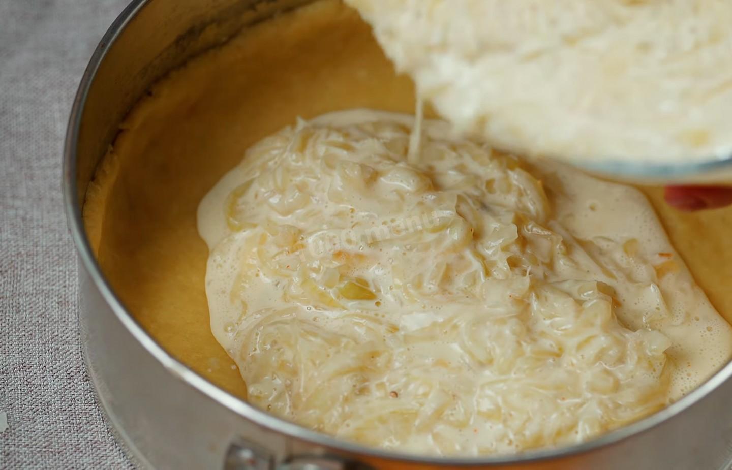 Шаг 18 приготовления Луковый пирог с куриными яйцами и сыром