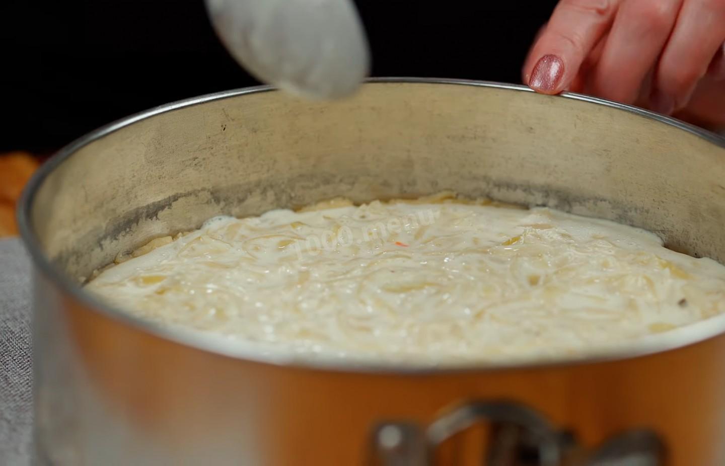 Шаг 19 приготовления Луковый пирог с куриными яйцами и сыром