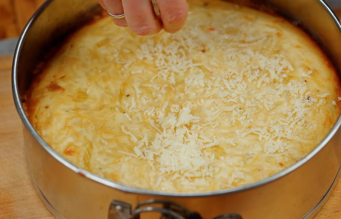 Шаг 20 приготовления Луковый пирог с куриными яйцами и сыром