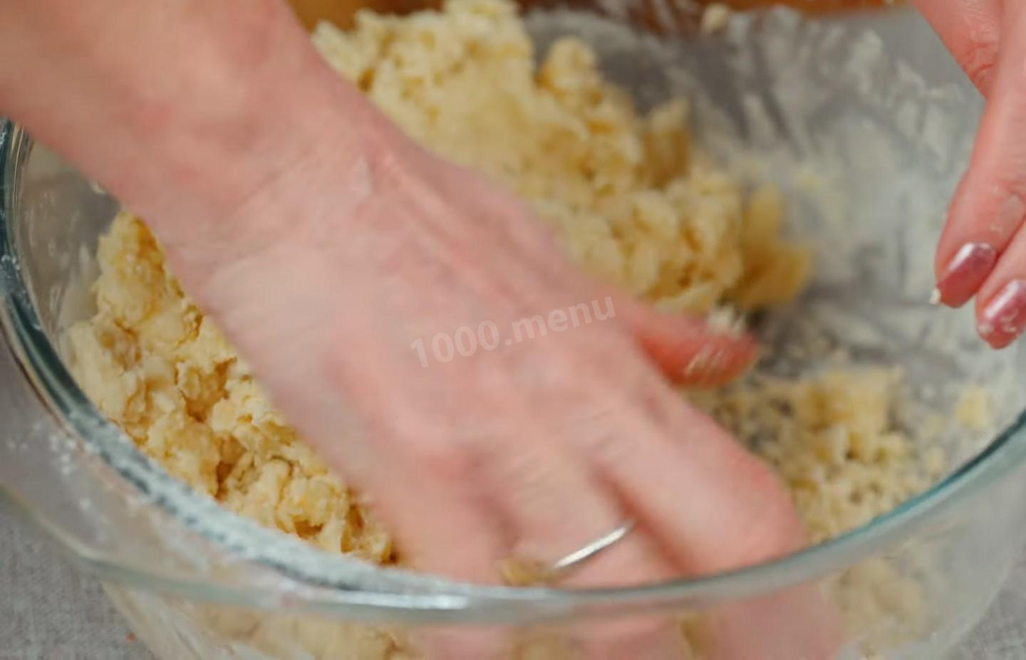 Шаг 6 приготовления Луковый пирог с куриными яйцами и сыром