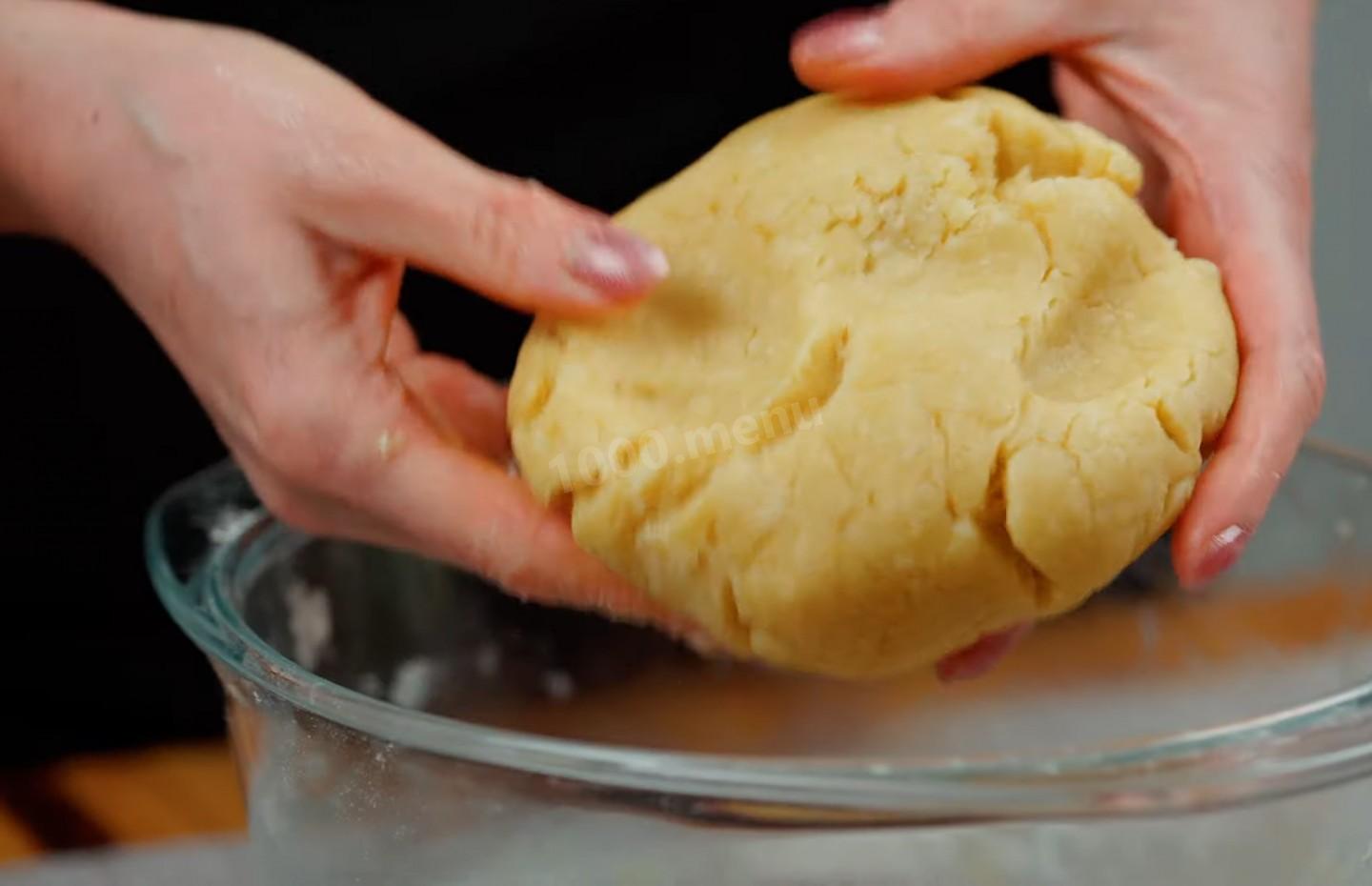 Шаг 7 приготовления Луковый пирог с куриными яйцами и сыром