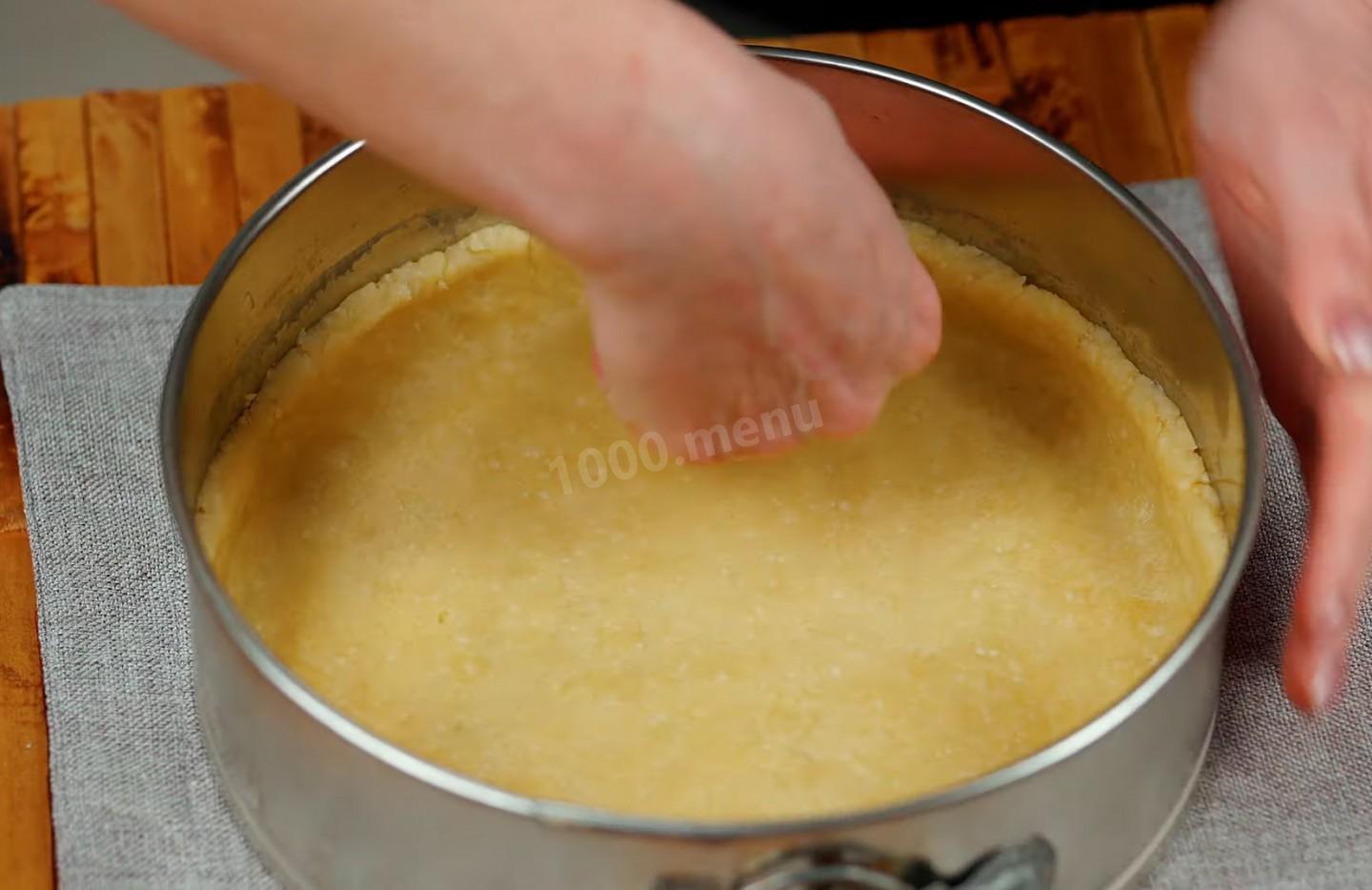 Шаг 8 приготовления Луковый пирог с куриными яйцами и сыром