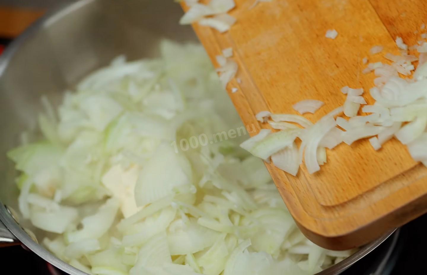 Шаг 9 приготовления Луковый пирог с куриными яйцами и сыром