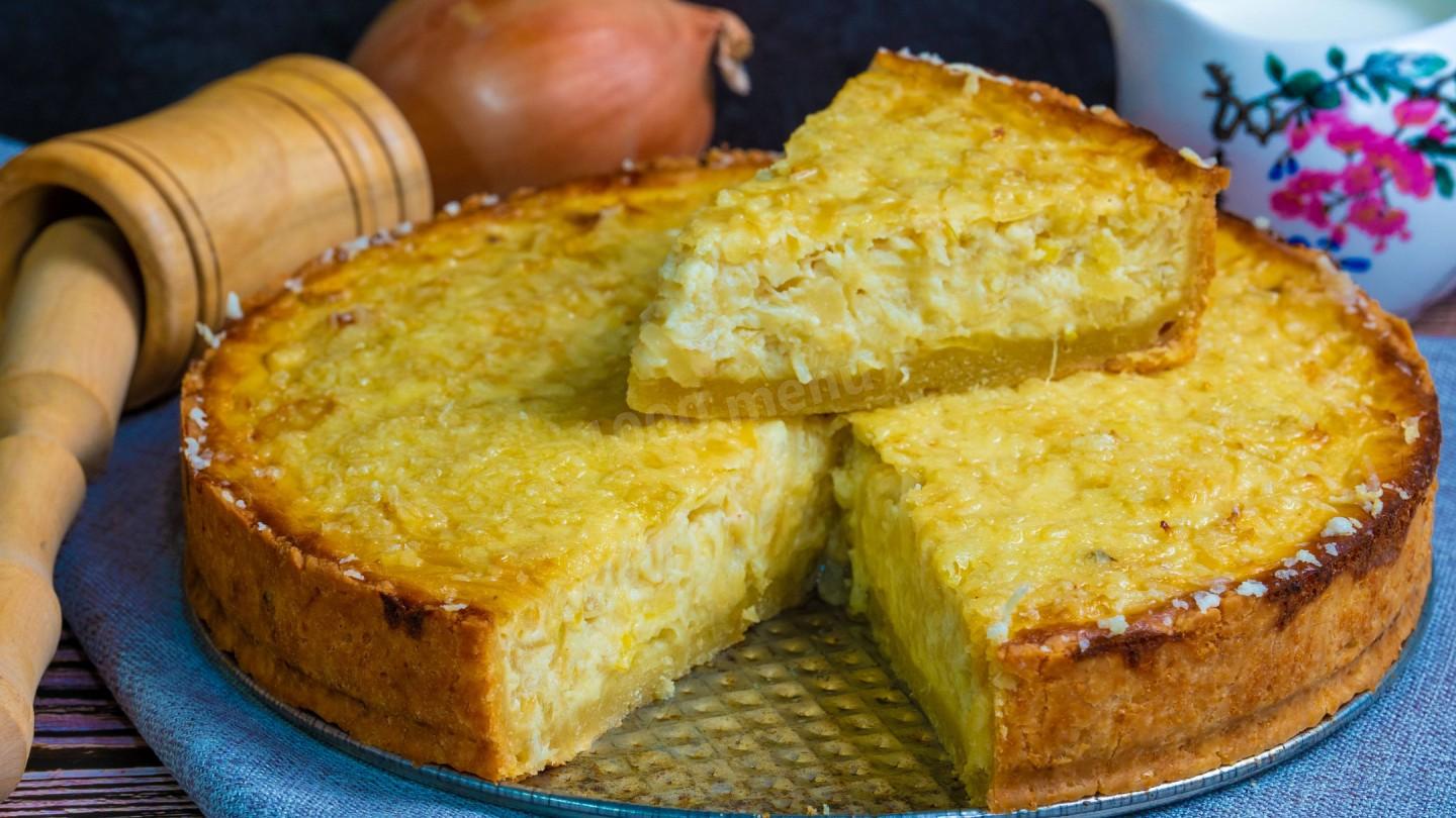 Обложка рецепта Луковый пирог с куриными яйцами и сыром