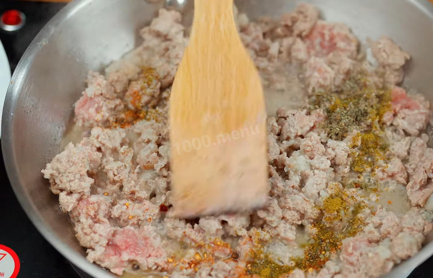 Шаг 11 приготовления Пицца с говяжьим фаршем, сыром и томатами