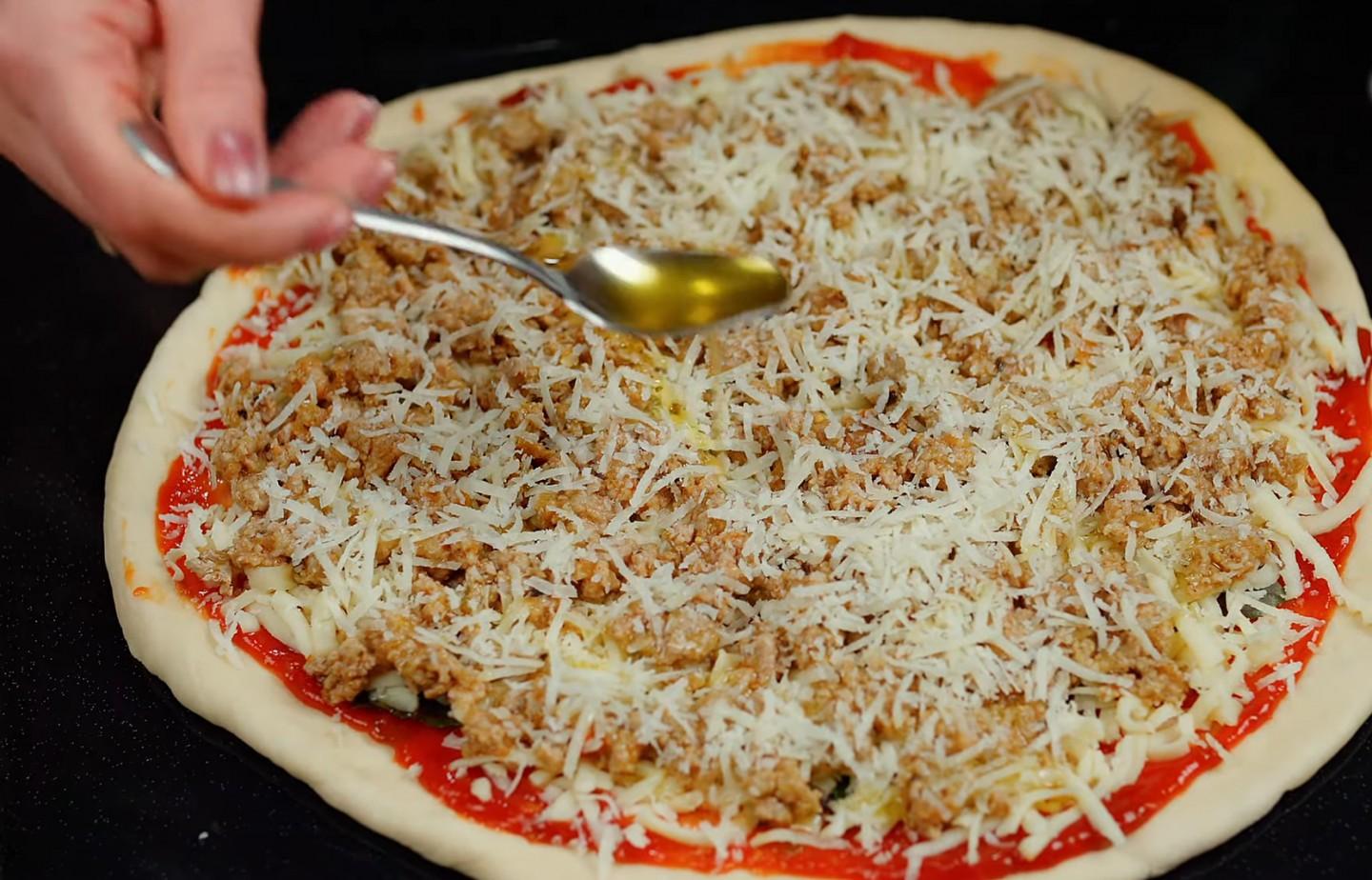 Шаг 23 приготовления Пицца с говяжьим фаршем, сыром и томатами