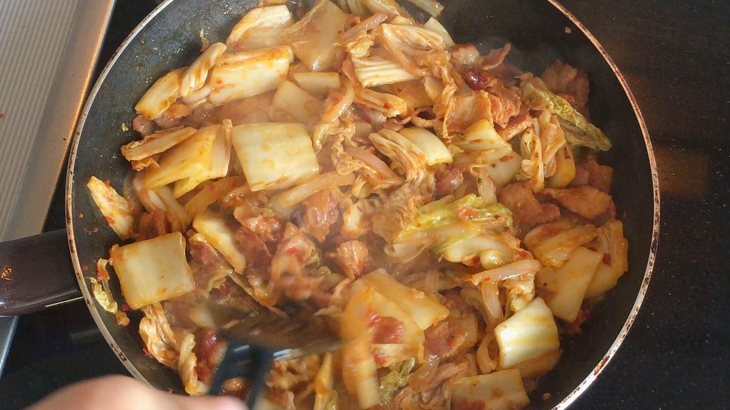 Шаг 11 приготовления Тофу Кимчи - жареная свинина с кимчи по-корейски