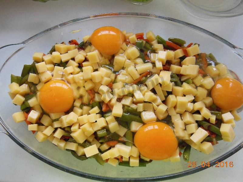 Шаг 6 приготовления Стручковая фасоль с яйцами сыром морковью