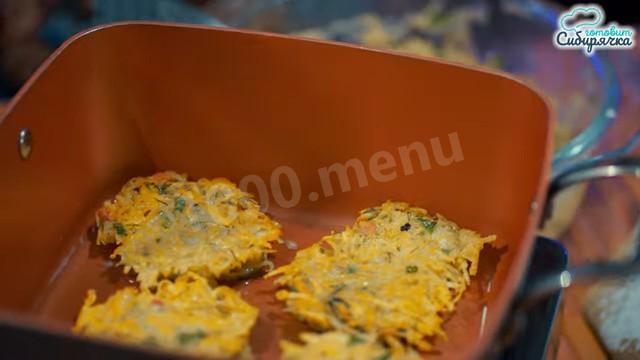 Шаг 13 приготовления Драники по сибирски из картофеля с зеленью