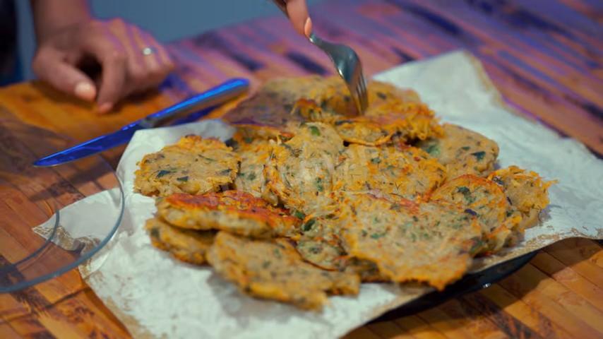 Шаг 14 приготовления Драники по сибирски из картофеля с зеленью