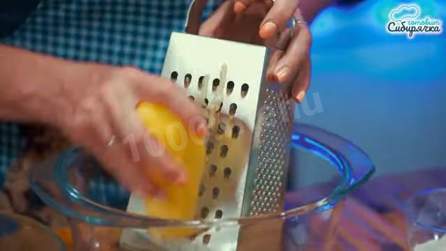 Шаг 2 приготовления Драники по сибирски из картофеля с зеленью