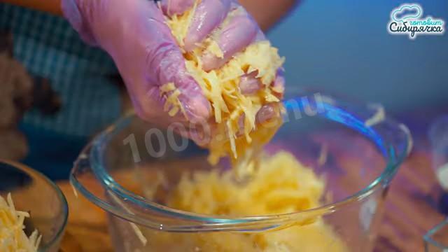 Шаг 3 приготовления Драники по сибирски из картофеля с зеленью