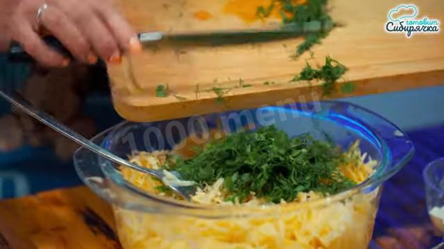 Шаг 4 приготовления Драники по сибирски из картофеля с зеленью