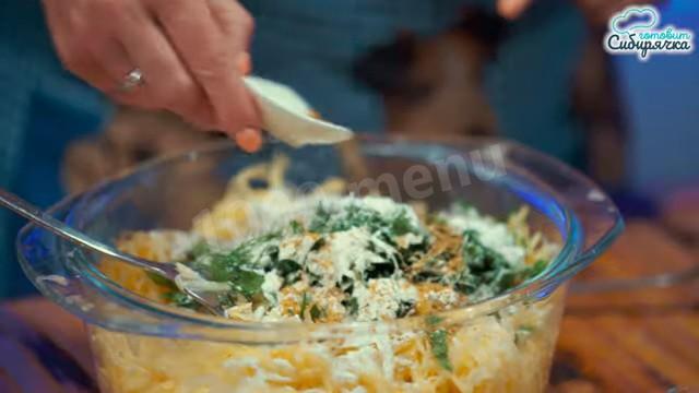 Шаг 6 приготовления Драники по сибирски из картофеля с зеленью