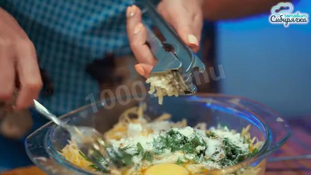 Шаг 8 приготовления Драники по сибирски из картофеля с зеленью