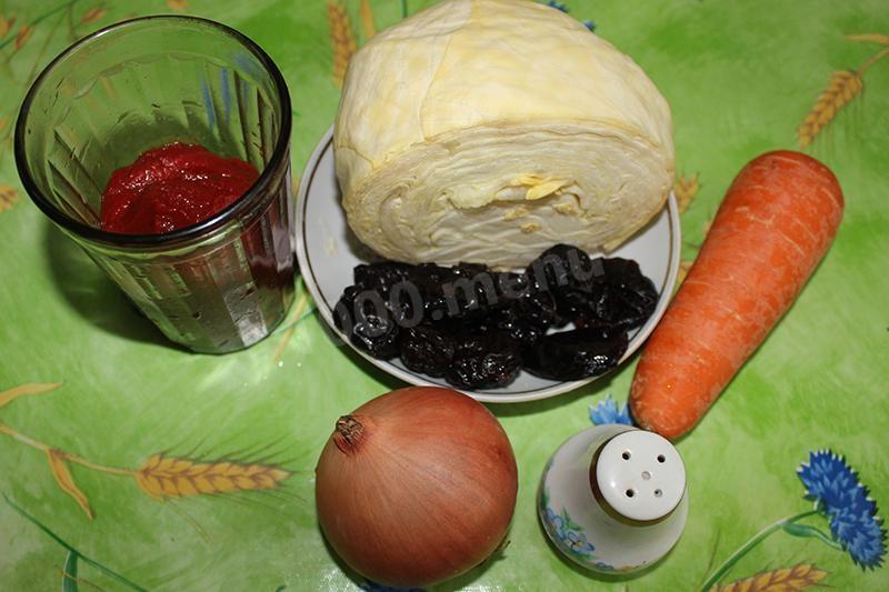 Шаг 1 приготовления Капуста с луком в черносливе