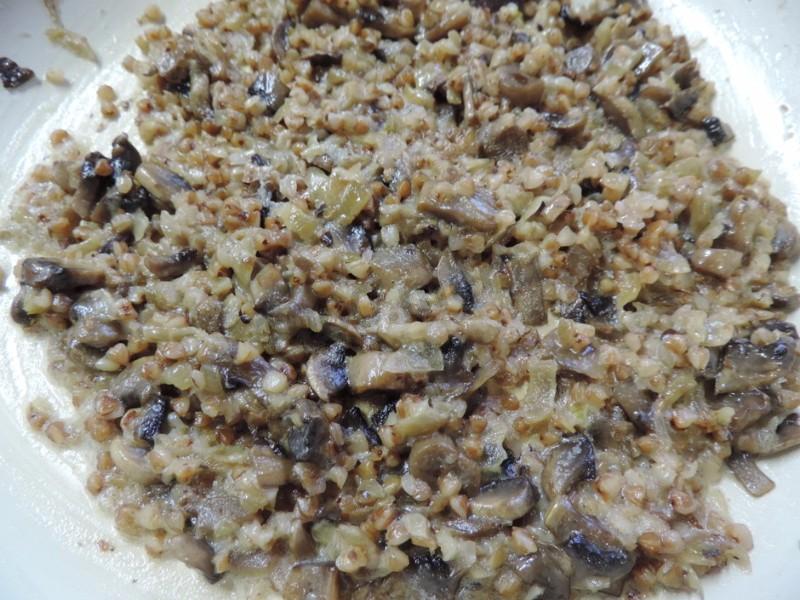 Шаг 2 приготовления Куриные маффины с гречкой и грибами