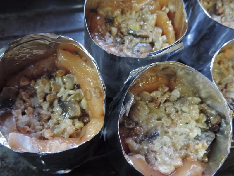 Шаг 7 приготовления Куриные маффины с гречкой и грибами