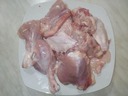 Шаг 2 приготовления Жареная курица с куркумой и морковью.