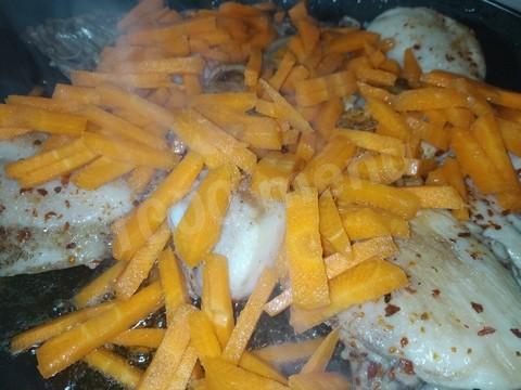 Шаг 4 приготовления Жареная курица с куркумой и морковью.
