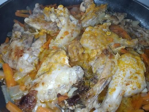 Шаг 6 приготовления Жареная курица с куркумой и морковью.