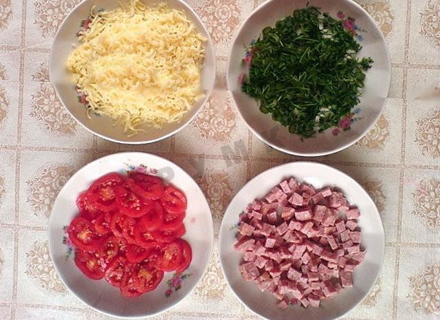 Шаг 3 приготовления Пицца мини с салями и черри из слоеного теста
