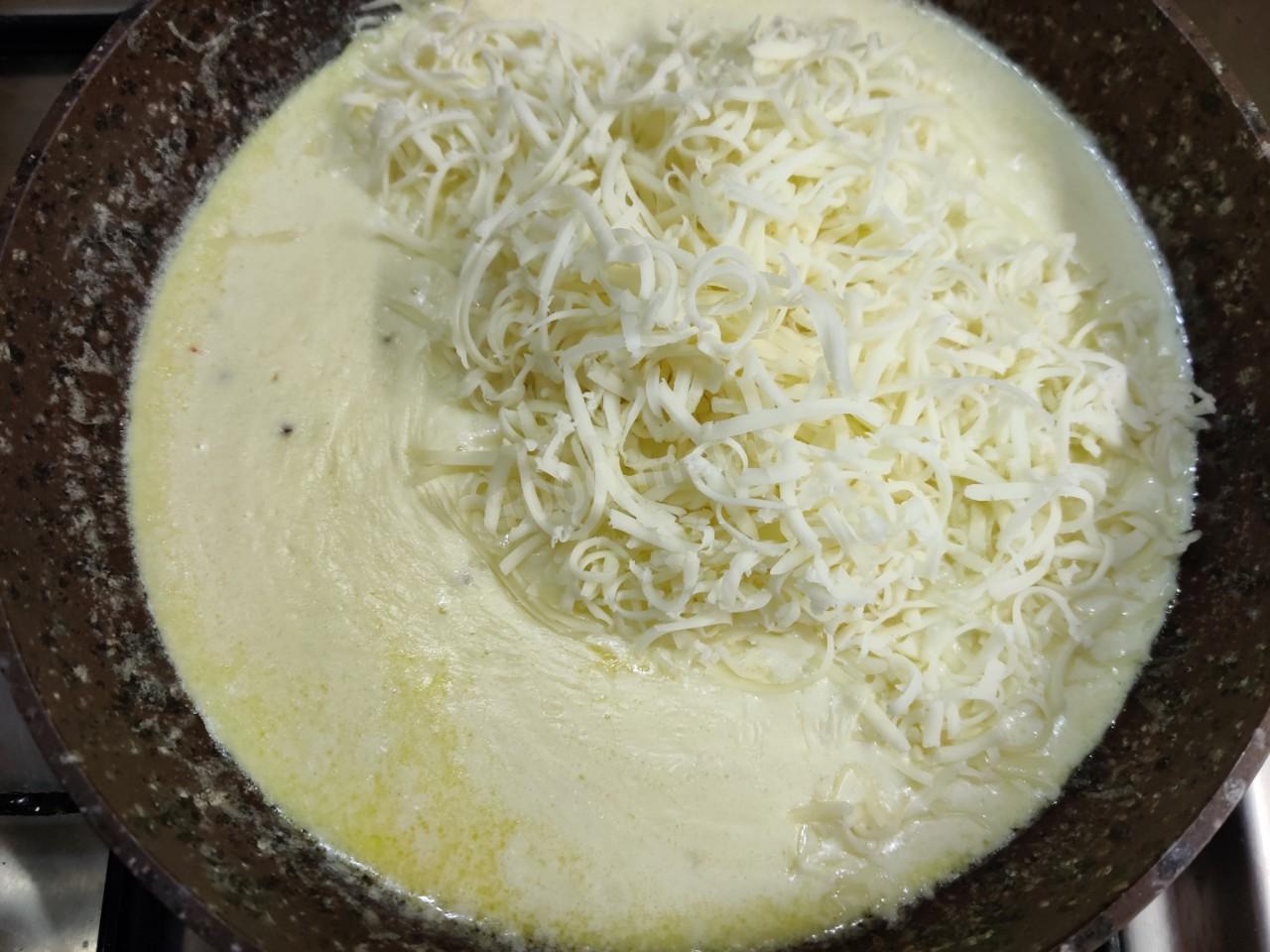 Шаг 8 приготовления Спагетти с твердым сыром молоком и сливками