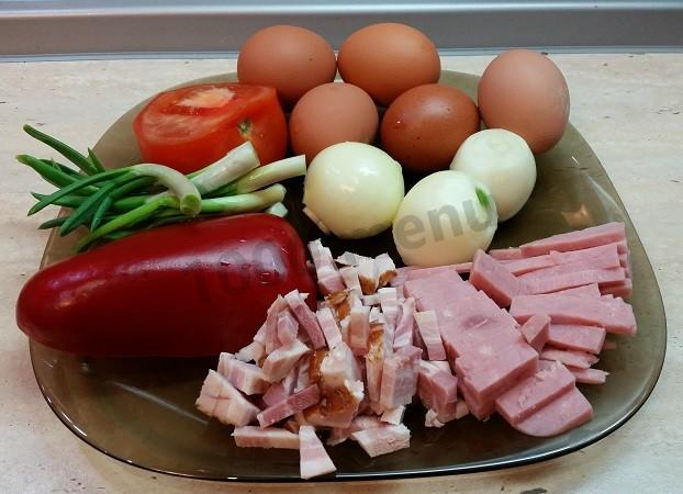 Шаг 1 приготовления Вкуснейшая яичница с копченой грудинкой, помидорами