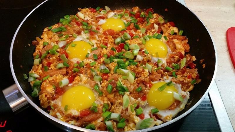 Шаг 10 приготовления Вкуснейшая яичница с копченой грудинкой, помидорами