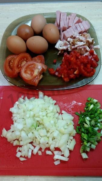 Шаг 2 приготовления Вкуснейшая яичница с копченой грудинкой, помидорами