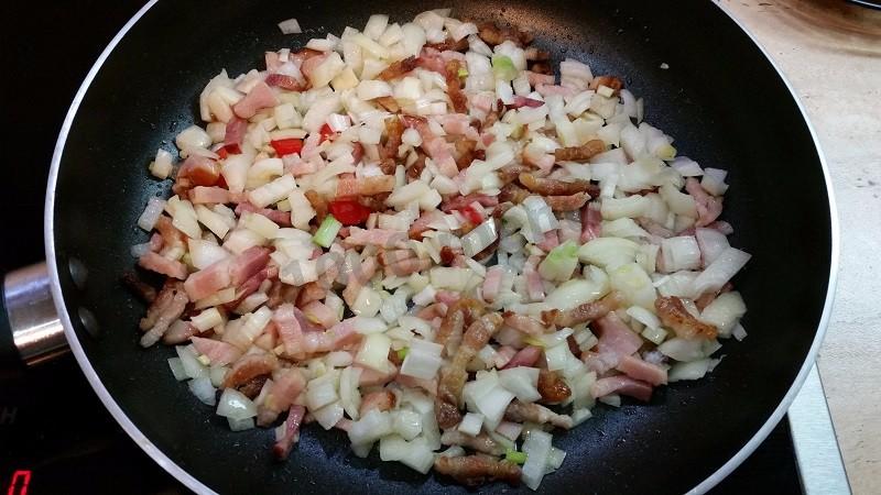 Шаг 3 приготовления Вкуснейшая яичница с копченой грудинкой, помидорами