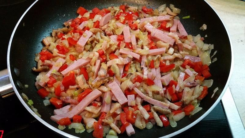 Шаг 4 приготовления Вкуснейшая яичница с копченой грудинкой, помидорами