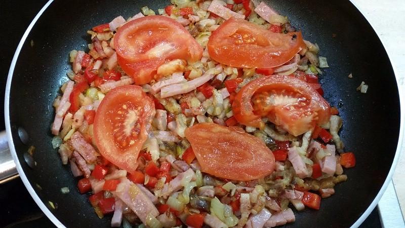 Шаг 5 приготовления Вкуснейшая яичница с копченой грудинкой, помидорами