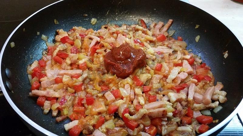 Шаг 6 приготовления Вкуснейшая яичница с копченой грудинкой, помидорами