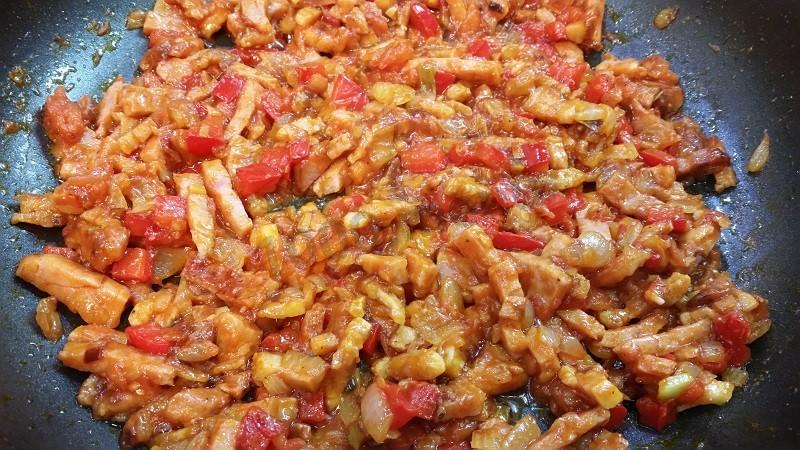 Шаг 7 приготовления Вкуснейшая яичница с копченой грудинкой, помидорами