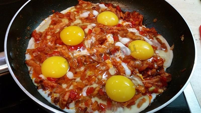 Шаг 8 приготовления Вкуснейшая яичница с копченой грудинкой, помидорами