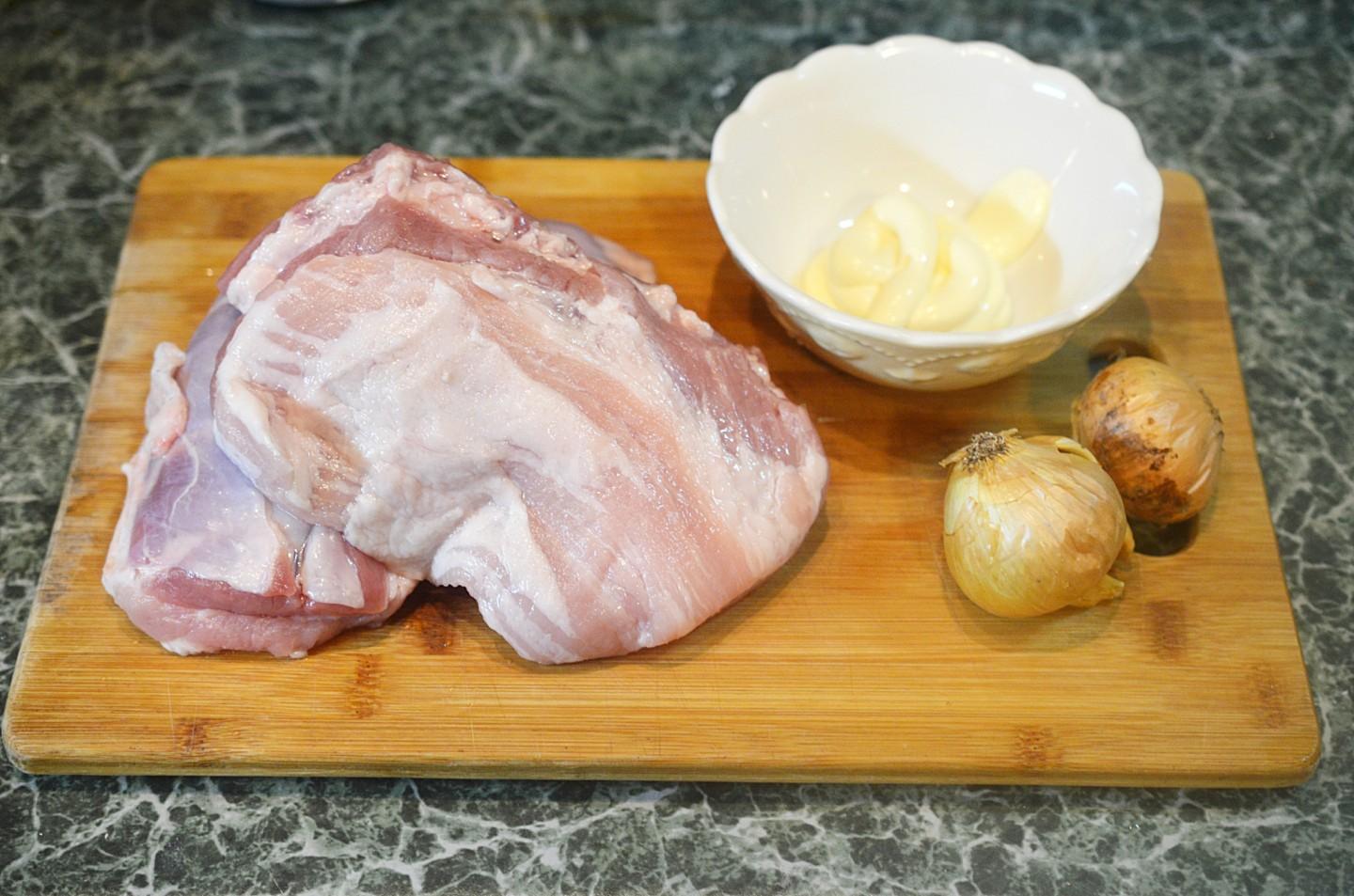 Шаг 1 приготовления Свиной шашлык, маринованный луком и майонезом