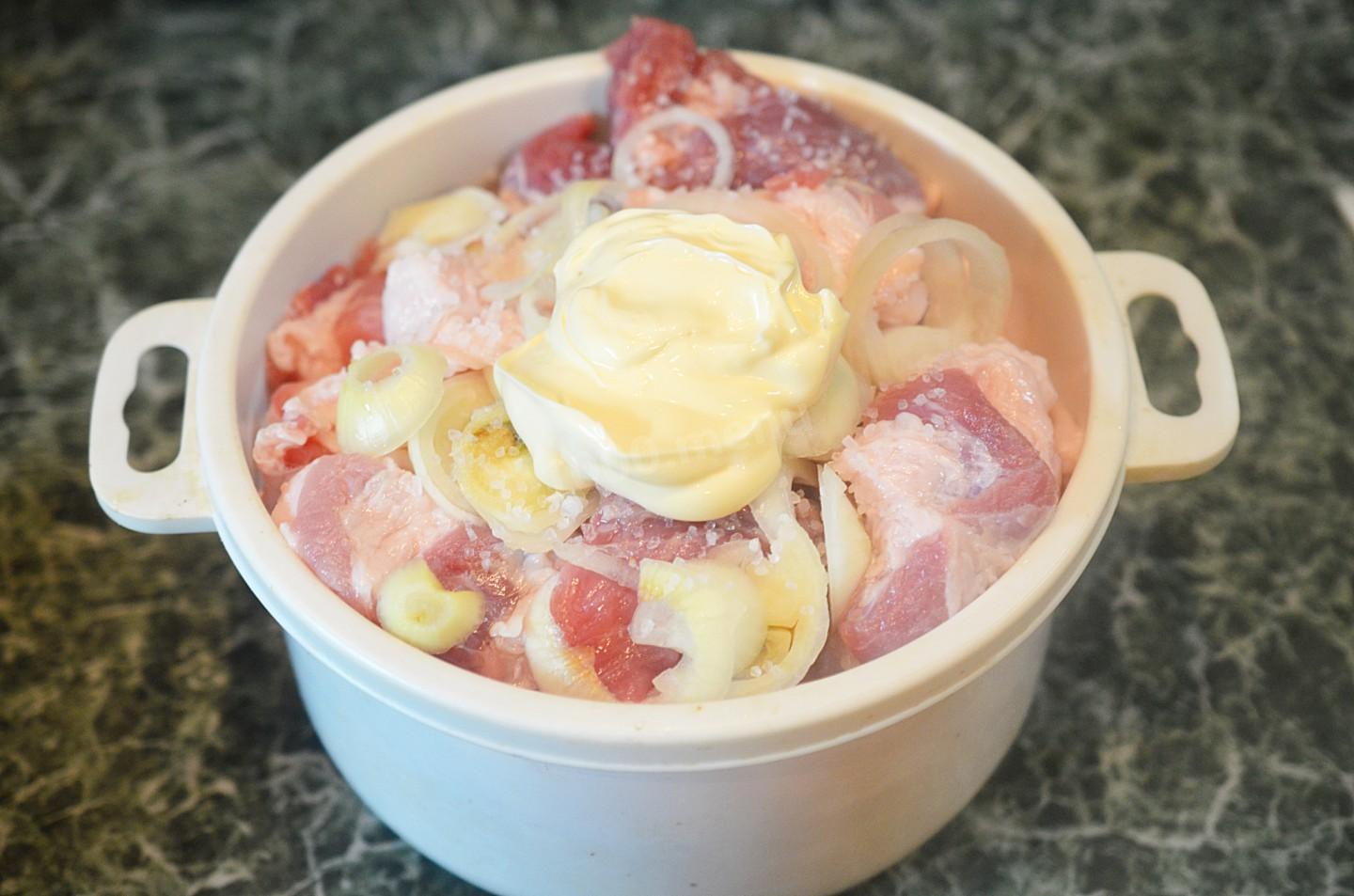 Шаг 6 приготовления Свиной шашлык, маринованный луком и майонезом
