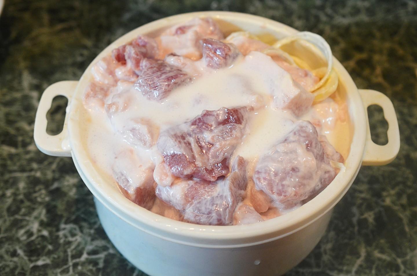 Шаг 7 приготовления Свиной шашлык, маринованный луком и майонезом