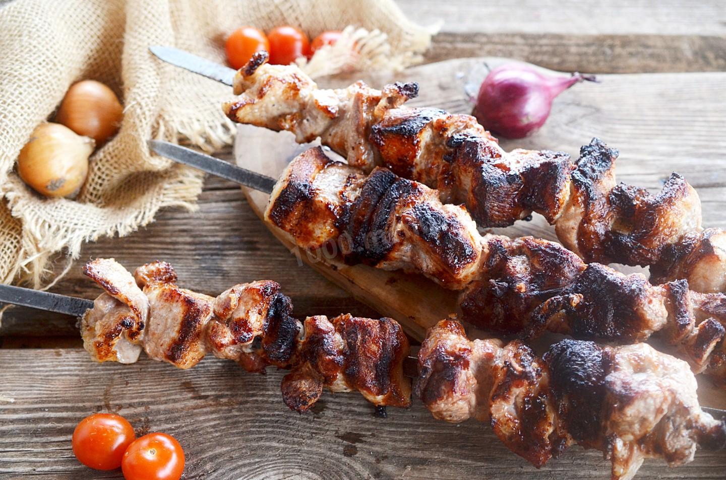 Обложка рецепта Свиной шашлык, маринованный луком и майонезом