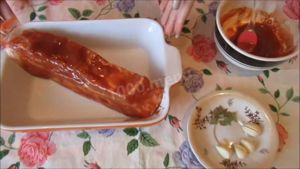 Шаг 3 приготовления Свиная грудинка, запеченная в двух соусах