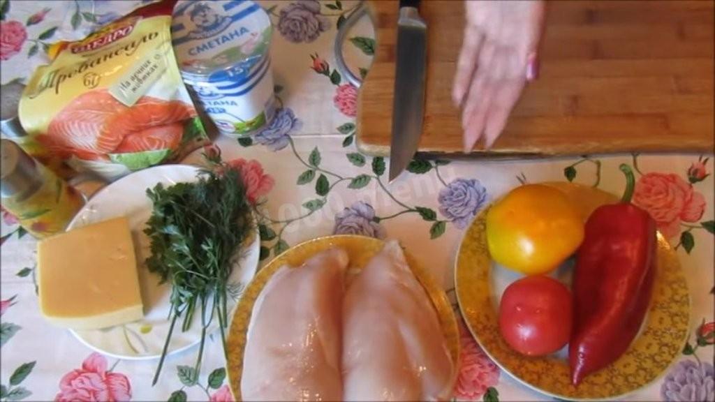 Шаг 1 приготовления Куриное филе с перцем и зеленью в духовке
