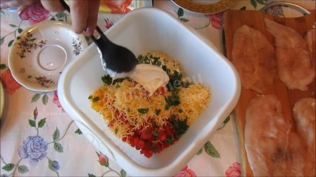 Шаг 3 приготовления Куриное филе с перцем и зеленью в духовке