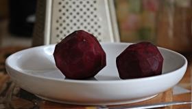 Шаг 1 приготовления Котлеты свекла манка лук сыр яблоки