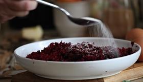 Шаг 2 приготовления Котлеты свекла манка лук сыр яблоки